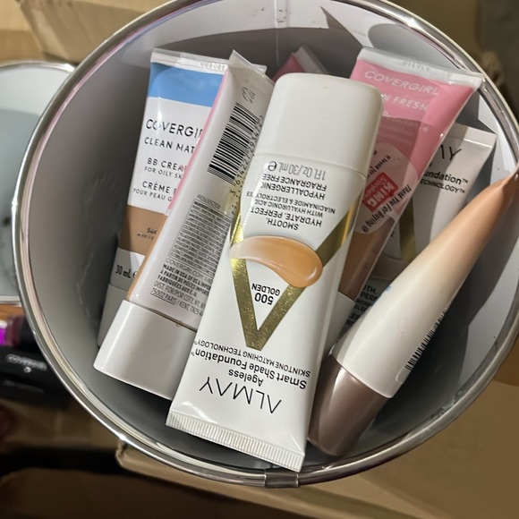 20 qty wholesale Makeup L’Oréal Revlon Elf Lips skincare cosmetics LOT Bulk New - Picture 12 of 14